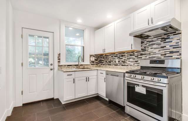 Updated Home with 3 Beds, 1.5 Baths, and Back Yard Gallery 3