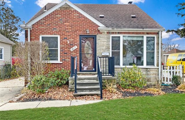 1817 ANITA Avenue - 1817 Anita Avenue, Grosse Pointe Woods, MI 48236