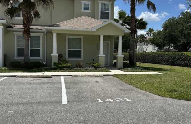 1421 RETREAT Circle Gallery 1