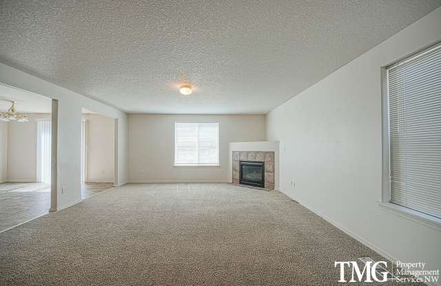 Large Beautiful 4 Bedroom Home w/ Loft & Upstairs Laundry Room! Gallery 3