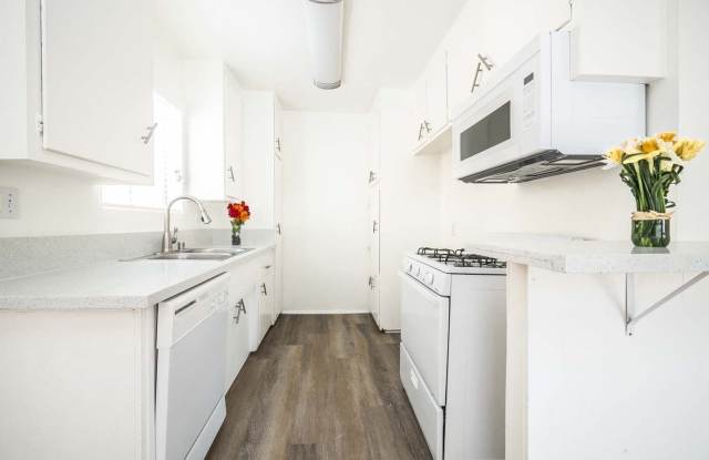 5715 Vineland Avenue Gallery 2