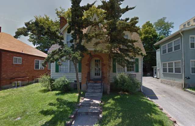 Charming 3 bed | 2 bath home in the heart of downtown! Gallery 1