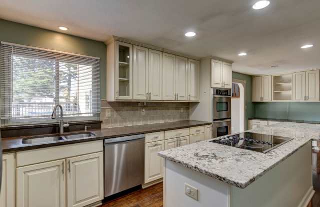 3 Bed 3 Bath Home Near West Beach Gallery 1