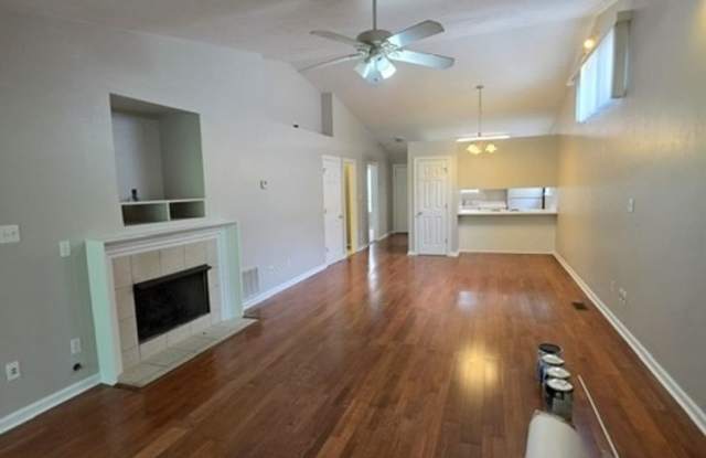 Charming 2BR Townhome in Tallahassee Gallery 4