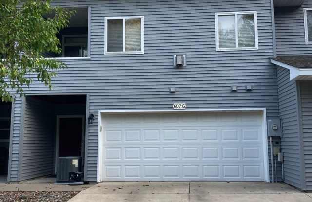 Stunning Woodbury Townhome -- NEW CARPET AND PAINT photos photos