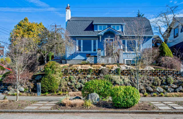 Charming 3 Bed / 1 Bath Dutch-Colonial Home in Wallingford – Central A/C + Backyard Retreat photos photos
