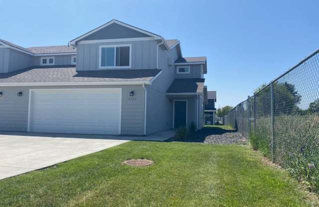 Stunning 4 Bedroom 2.5 Bath Duplex town house with Free Yard Care! - 1119 North Manifold Lane, Spokane Valley, WA 99016
