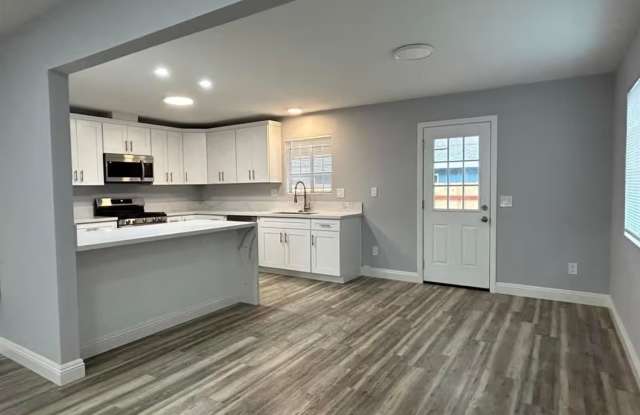 ***Available Now*** 4 bedroom, 2 bath home in Imperial Beach - 943 Georgia Street, Imperial Beach, CA 91932