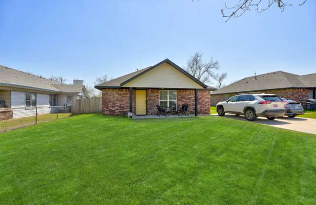 4 Bedroom, 4 Bathroom in Shawnee! Gallery 3