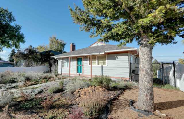 2 Bed 1 Bath House with Fully Fenced in Yard and Detected garage! Gallery 3