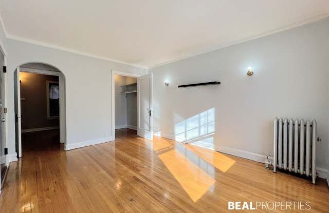 2102 W Ainslie St Gallery 3