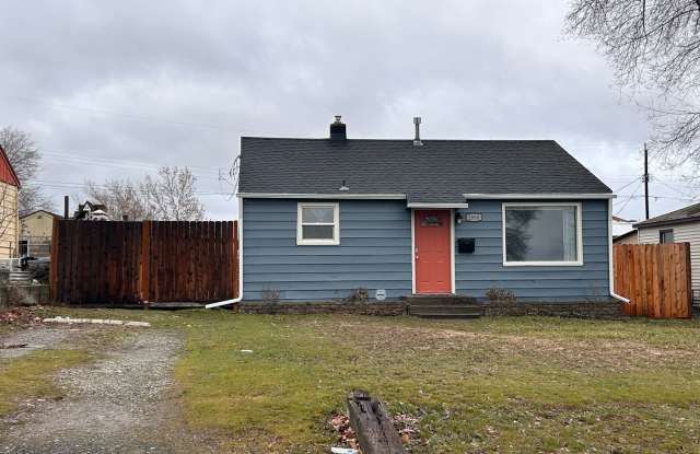 Adorable 2 Bed, 1 Bath + Large Shop near Garland District! photos photos