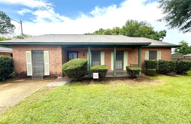 ** 3 bed 2 bath located off Atlanta Hwy ** call (334) 366-9198 for a self showing photos photos