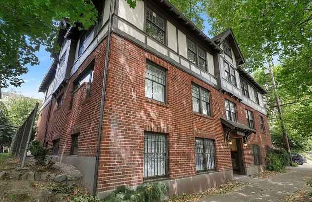 ONE MONTH FREE! Remodeled North Capitol Hill Condo | Parking | Available Now Gallery 3