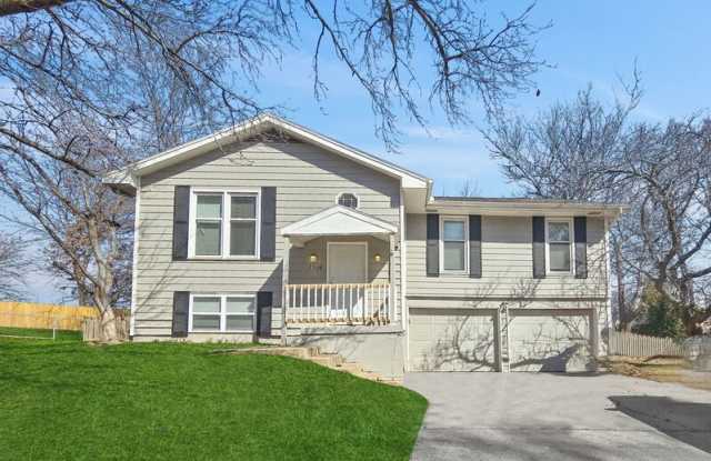 1300 Heather Cir - 1300 Heather Circle, Kearney, MO 64060