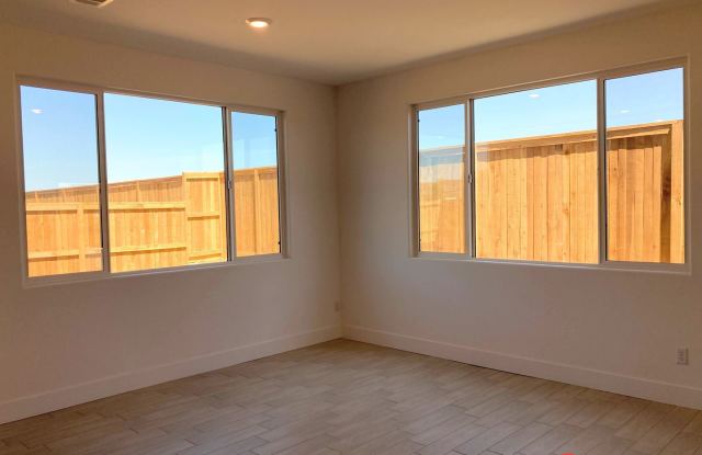 Spacious Home Located in Shafter! Gallery 4