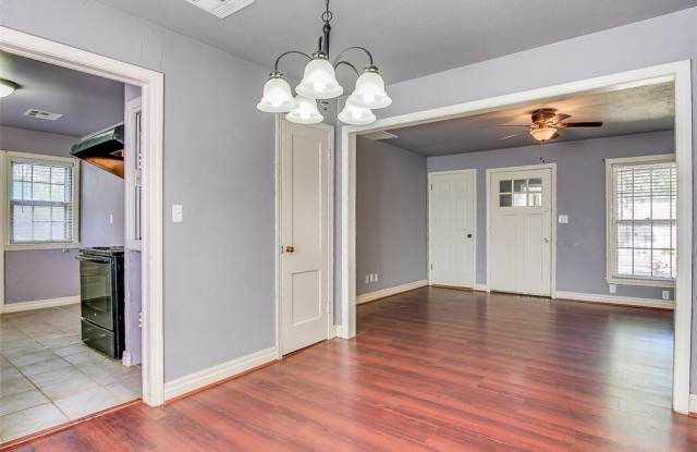 Cute 2 Bed | 1 Bath | 1 Car Garage Gallery 3