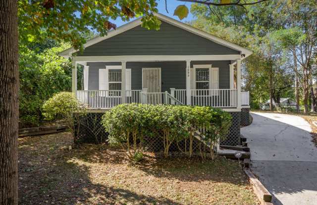 Beautifully Updated 3/1 w/ Large Backyard in Grant Park! Gallery 3