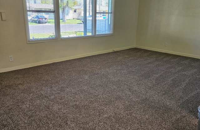 Charming 2 Bedroom Home with Large Backyard Gallery 3