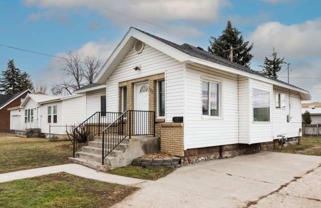 Newly Remodeled 3 Bed + Bonus Room, 1 Bath home in Rexburg, Fully fenced yard Gallery 3