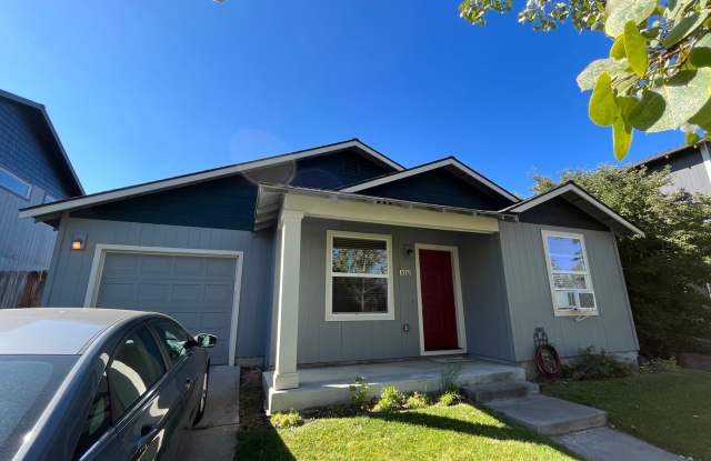 Cozy 3 Bed/2 Bath Home in NE Bend - Kristin Court Gallery 3