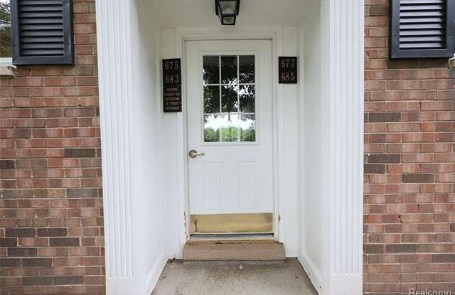 683 E FOX HILLS Drive Gallery 4