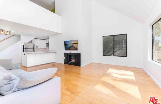 950 N Kings Rd photos photos