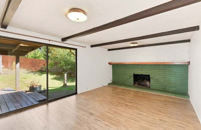 South Hills 3BD/2BA: Deck, Yard & Oversized Garage Gallery 4