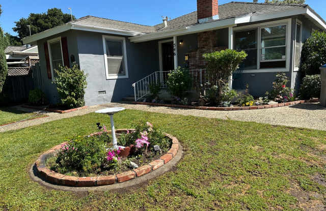 Single family 2 bedroom 1 bath, yard photos photos