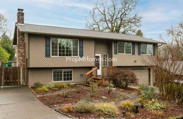 Spacious Four Bedroom Split-Level Home In Milwaukie! photos photos
