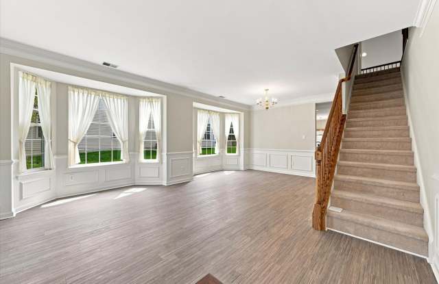 Hillview Rental Opportunity | 3BR/2.5BA Townhome | 1st-Floor Primary Gallery 4