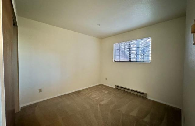 Beautiful Upper Level 2 Bedroom / 2 Bath Condo With Garage in Evans, CO! Gallery 3