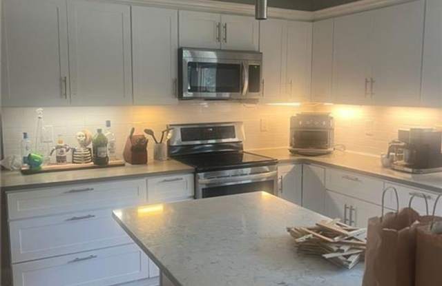 Room in 4 Bedroom Home at North Avenue NW Gallery 3