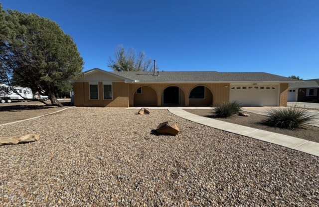 Comfy  Spacious 3 Bed Home! Mesa School District! - 1913 Fairway Terrace, Clovis, NM 88101