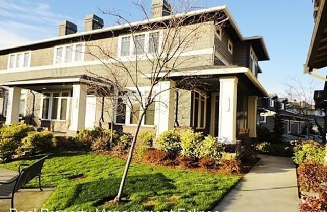 1808 10th Ave NE - 1808 10th Avenue Northeast, Issaquah, WA 98029