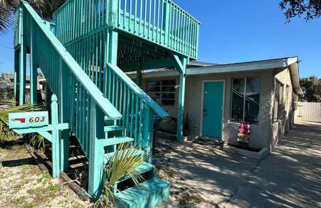 4 Bed 2 Bath FURNISHED and only STEPS from the beach! Gallery 2