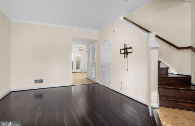 4384 SUTLER HILL Square Gallery 4