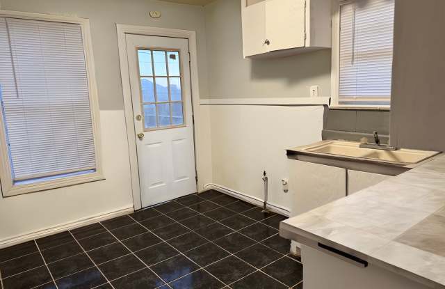 Coming Soon!!! Remodeled 2/1 in Great Location! Gallery 3