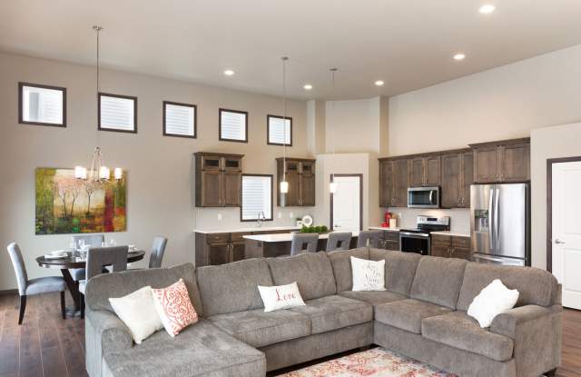 4b/3ba single-family home, w/ 3-stall garage Gallery 3
