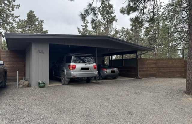 Fantastic location just steps from the Deschutes River and 1st St Rapids Park photos photos