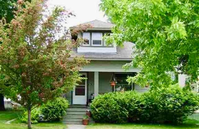 Cute Home with a detached garage Gallery 1
