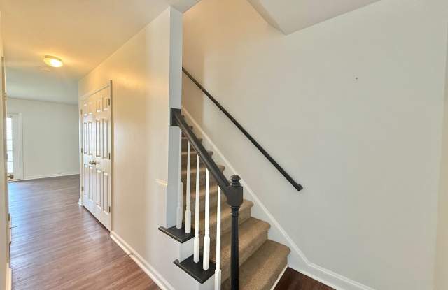 Charming 3BD, 2.5BA Clayton Townhome Only 15 Minutes from White Oak Crossing Gallery 3