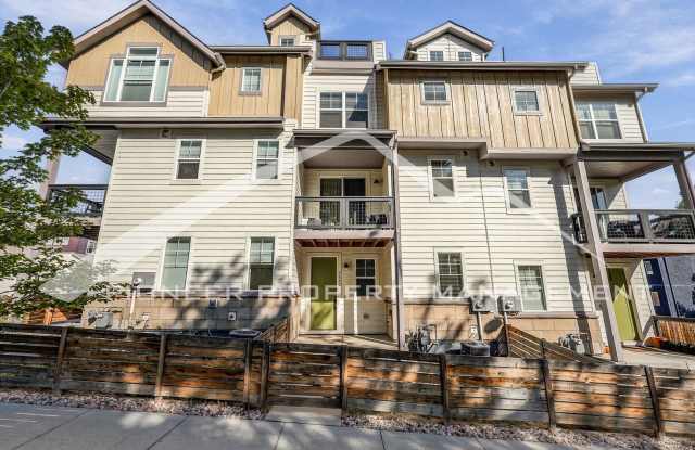 Spacious Townhouse with Central AC and Washer/Dryer Gallery 1