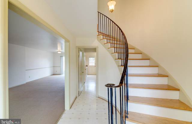 5921 QUEENSTON STREET Gallery 2