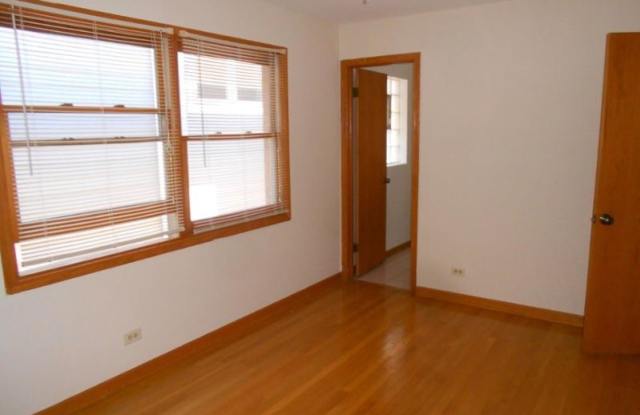 4744 N HERMITAGE 2 Gallery 3