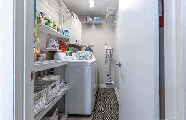 5596 NE Gulfstream Way Gallery 4