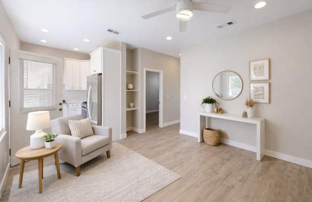 4BD/2BA, Private Yard! Gallery 3
