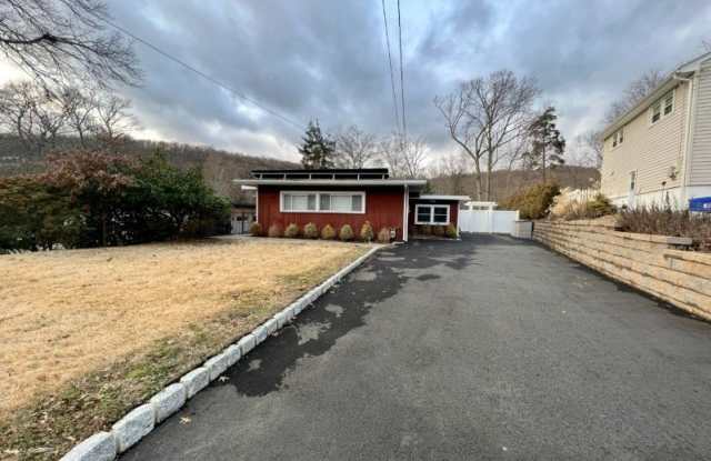 132 Lakeshore Dr - 132 Lakeshore Drive, Oakland, NJ 07436