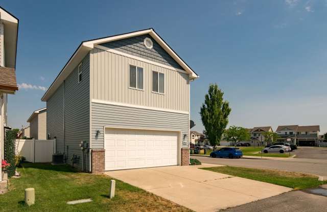 $1125 off of move-in, must sign lease by 10/9/2026. Pet-Friendly 3-Bedroom, 2.5-Bath Two-Story Home with Plank Flooring Gallery 4