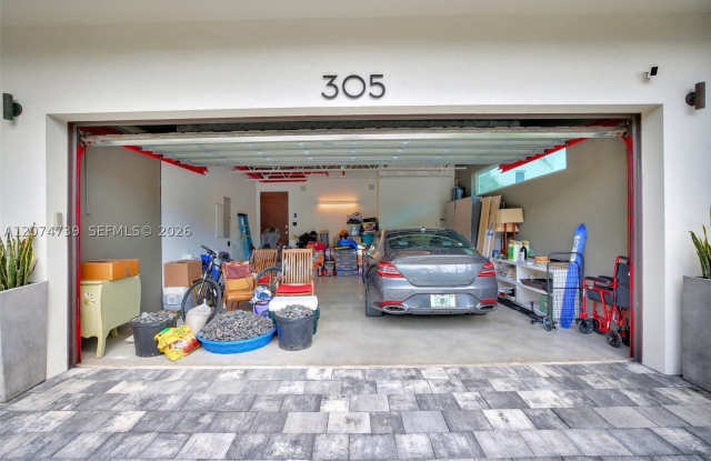 305 Oak St Gallery 4